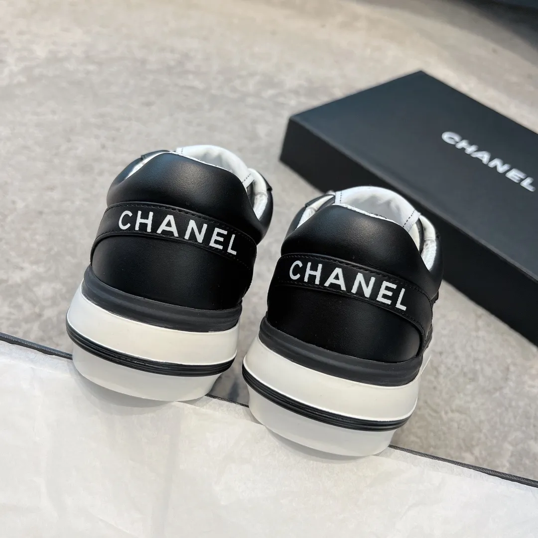 👟👟Ex-factory price 520👟👟 Chanel 23b new panda shoes C's new casual white shoes sneakers There is a reason why these shoes are so popular 🔥 They are so comfortable. They are a shoe that coexists with comfort, beauty and versatility. You can easily walk ten thousand or twenty thousand steps without any pressure. The original development last shape is delicate and stylish, and you are not afraid of wide feet. It will not make your feet fat, and it looks good and comfortable on your feet! It feels very light on the feet! Comfortable and breathable! Super whitening‼ ️It’s really a perfect match. Upper: first-layer cowhide/➕sheepskin lining. Exclusive 1:1 original customization [different from market currency‼ ️】The foot pads are made of imported mixed sheepskin, which is breathable and comfortable! ✔ T👟👟Ex-factory price U outsole exclusive original development private model! Differentiating the market rubber outsole‼ ️✔ Size: 35-39 (40 orders cannot be returned or exchanged)